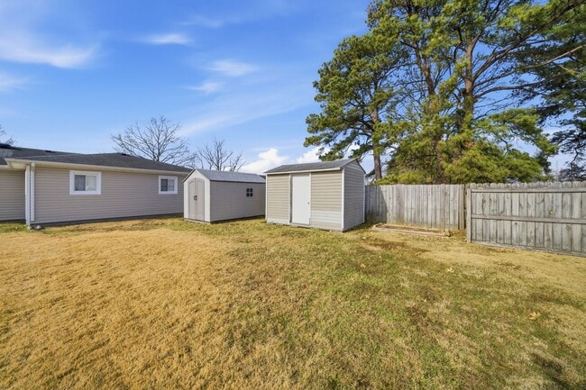 Building Photo - Spacious 4 bedroom/2 Bath Ranch Style Home