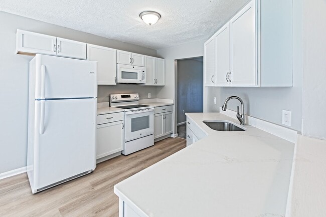 Building Photo - 2 bedroom, 2.5 bath end unit townhome in Newark