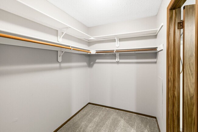 Building Photo - Spacious 3 Bedroom/ 3 Bath Townhouse