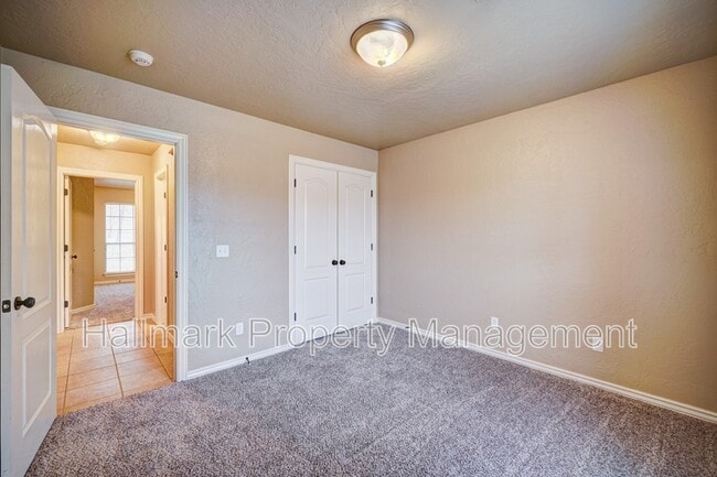 Building Photo - 1042 Hidden Oaks Way