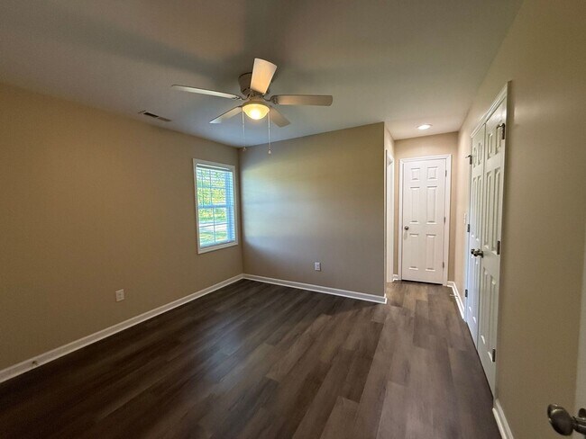 Building Photo - 2 bedroom 2 bath