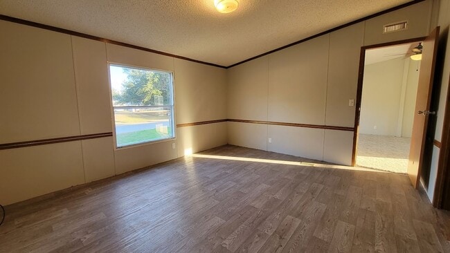 Building Photo - Huge 4 bedroom 2 bath home in a great family neighborhood.