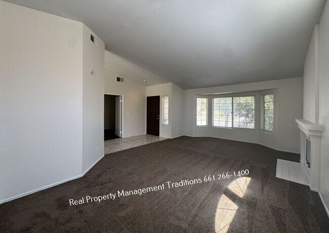 Building Photo - 50% OFF FIRST MONTH'S RENT!!! GREAT Westsi...