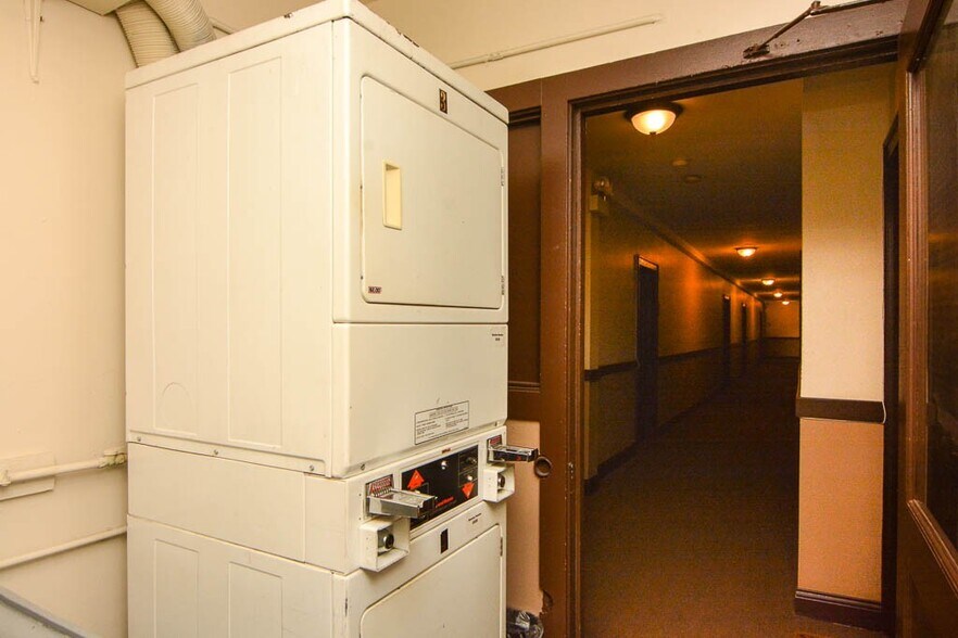 Building Photo - 823 W Diversey Pkwy