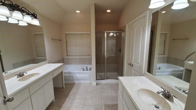 Building Photo - 715 Da Vinci Ct
