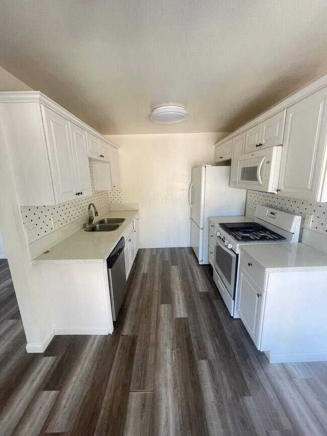 Building Photo - Bright 3BD Condo in Gated Community