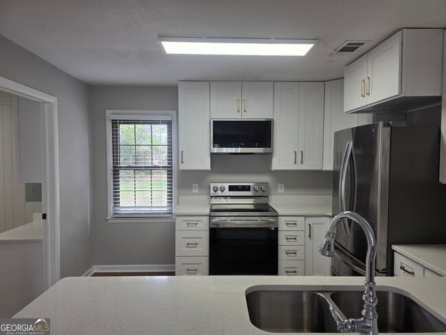 Building Photo - 103 W 15th St