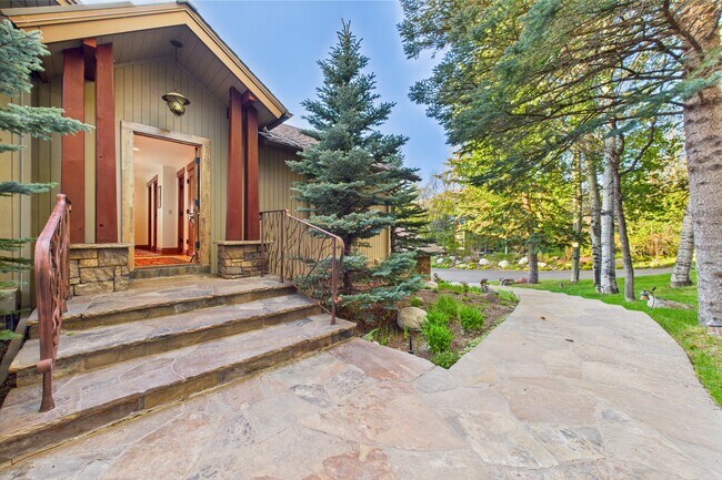 Building Photo - 593 Meadowood Dr