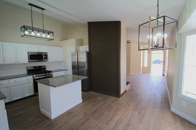Building Photo - Beautiful Northeast Home -Utilities are a ...