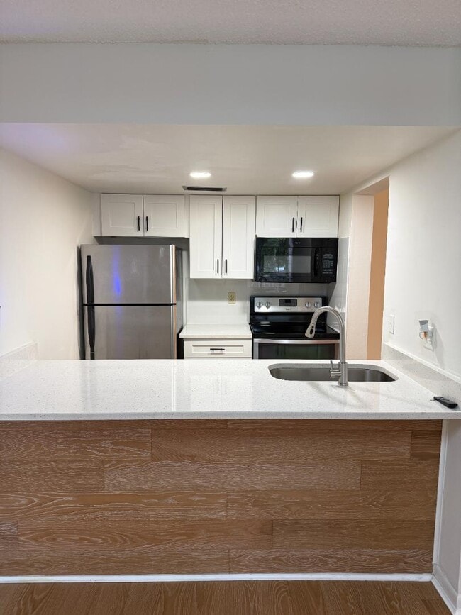 Building Photo - 2525 W Bay Dr