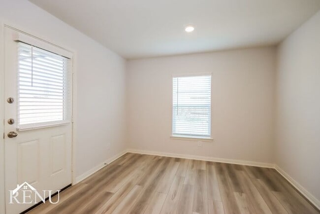Building Photo - 10421 Sweetwater Creek Dr
