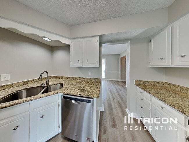 Building Photo - 5029 English Village Dr