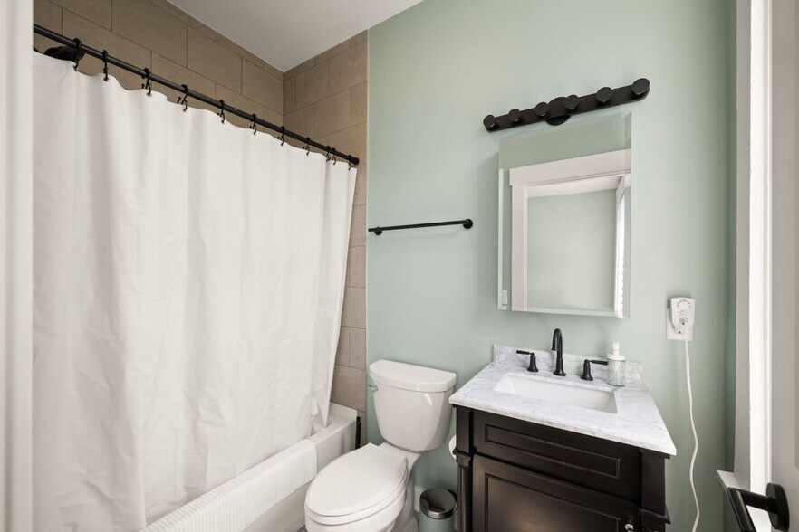 Building Photo - 1918 Vine St