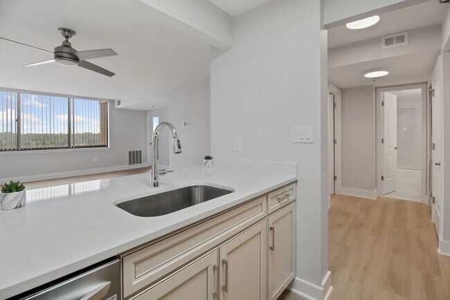 Building Photo - 1 Bed 1 Bath - Rockville Condo - Completel...