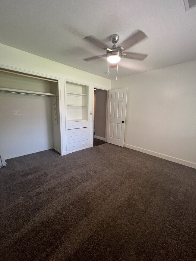 Building Photo - "Spacious 4-Bed Oasis with 3.5 Baths in Charming St. George!"