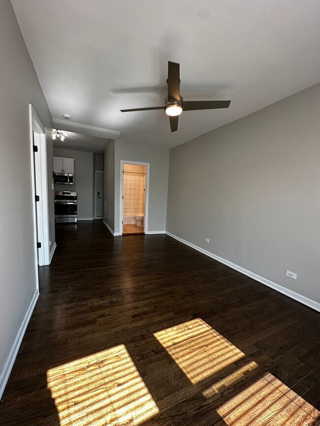 Building Photo - Beautiful Updated 1 bed in Logan Square Ne...