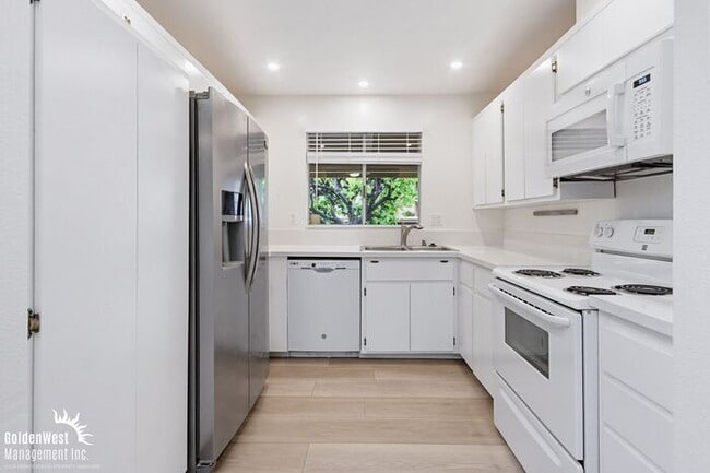 Building Photo - Charming 2Bdm 2Ba Condo with Scenic Views in Lake San Marcos!