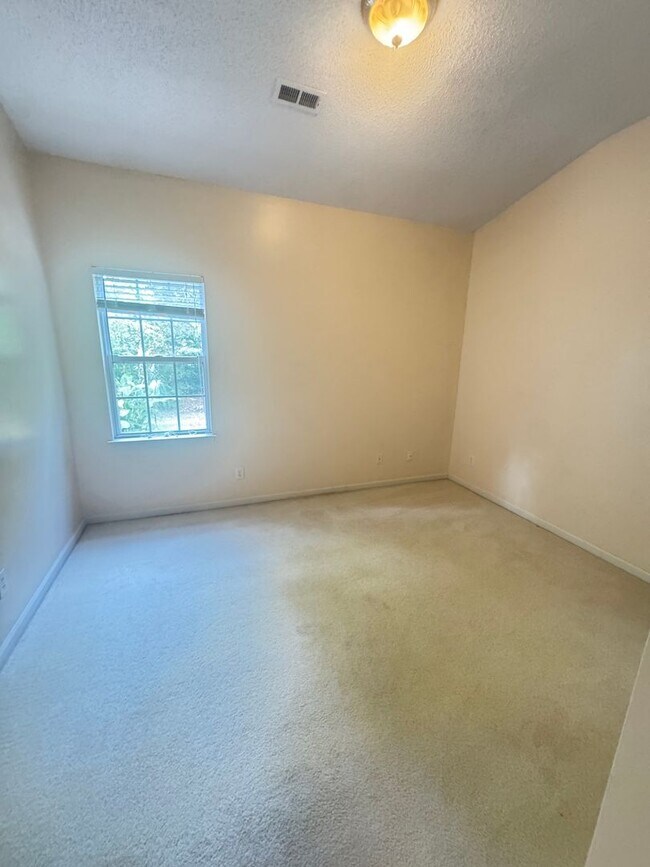 Building Photo - 4bd/2ba House newer neighborhood in betwee...