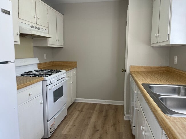 Building Photo - Centrally located to BNA, Percy Priest Lak...