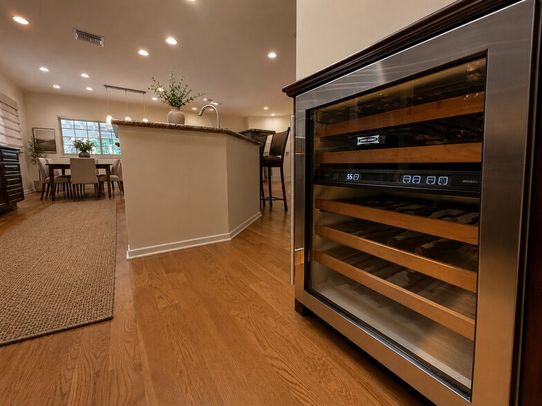 Building Photo - Rare Sherman Oaks Lease | 4beds + 3baths + Large Office in a tree lined street with a large yard,...
