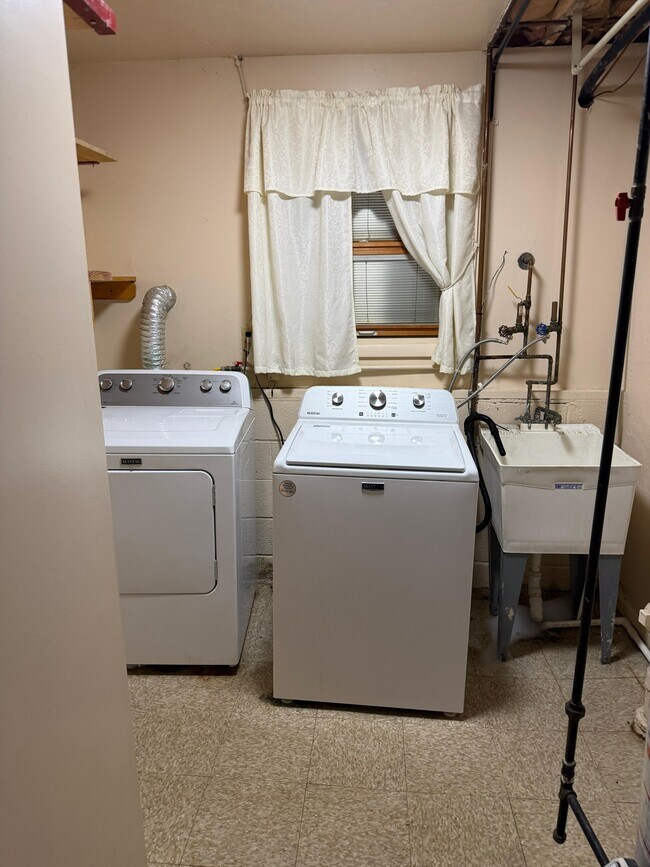 Building Photo - 6686 Deer Ct