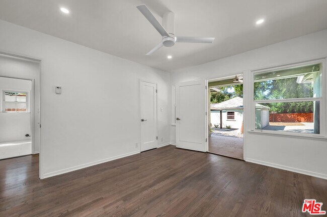 Building Photo - 1091 Palm Terrace