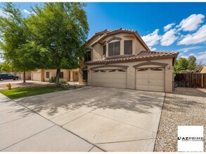 Building Photo - Unwind in Luxury in this Stunning, Fully f...