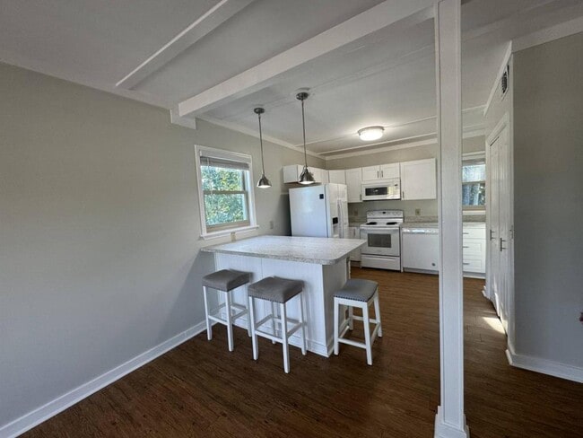 Building Photo - 303 3rd St