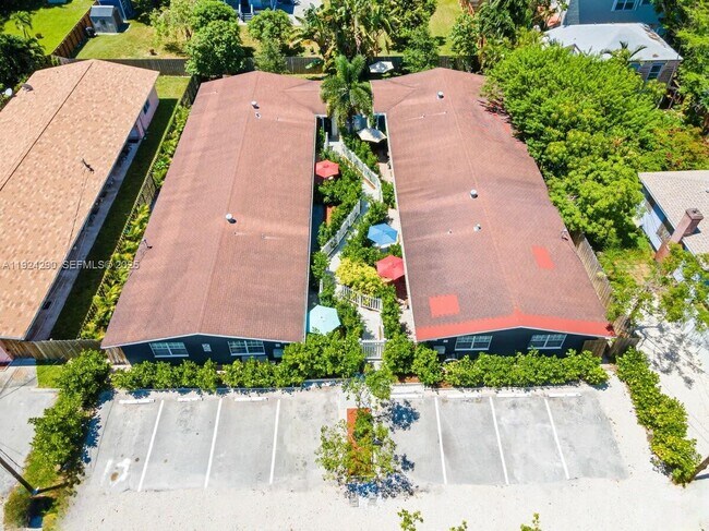 Building Photo - 811 Tequesta St