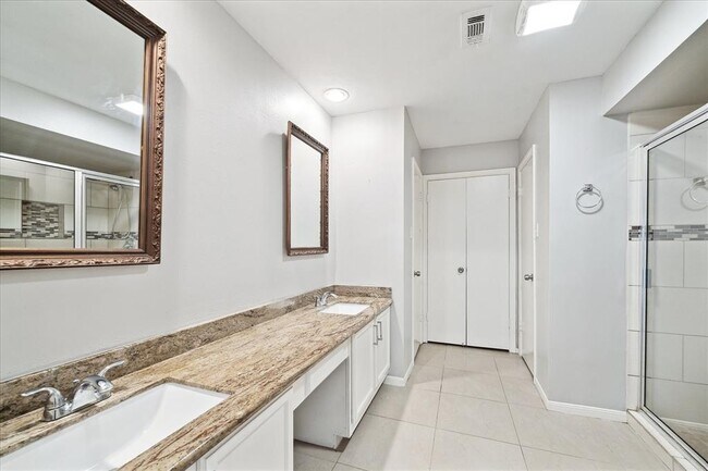 Building Photo - 2825 Camelot Ln