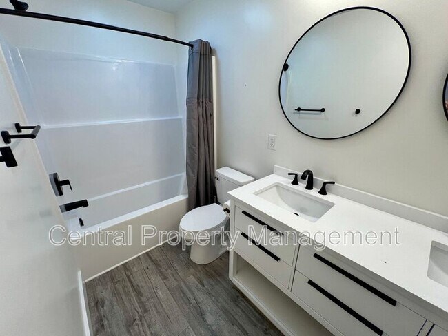 Building Photo - 32 Beverly Hills Dr