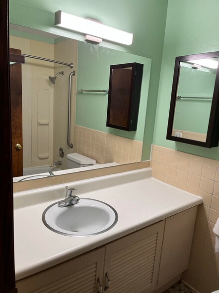 Full Bath UL - 3001 Ashford Ln