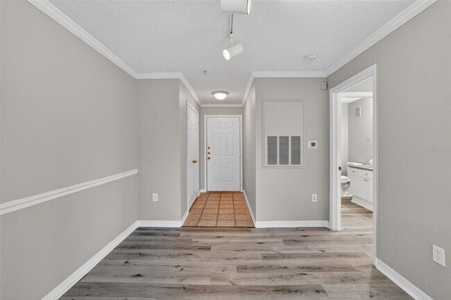 Building Photo - 18001 Richmond Pl Dr