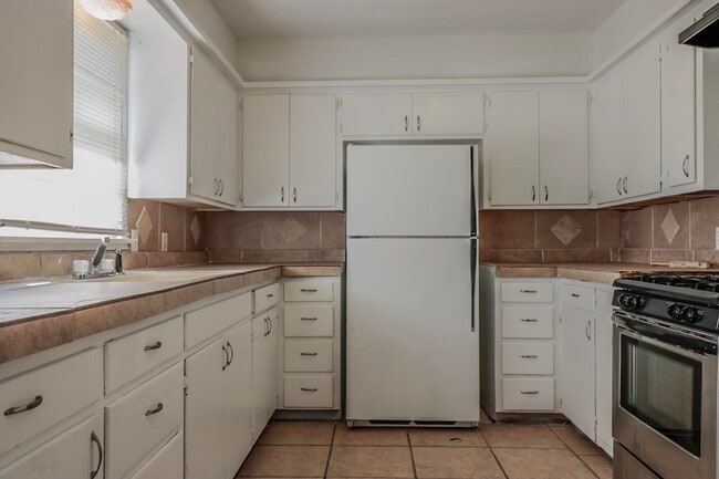 Building Photo - 2005 43rd St