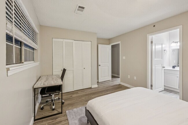 Building Photo - 2705 Kenridge Pkwy