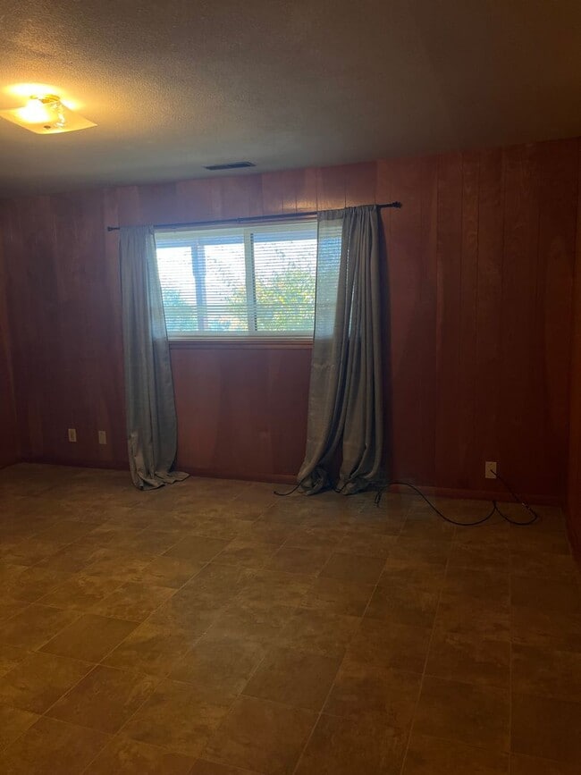 Building Photo - Spacious North Tacoma waterfront Unit with...