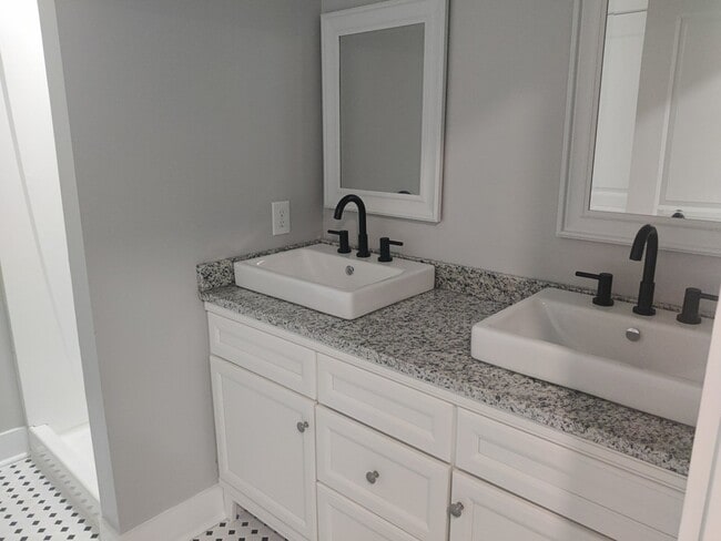 Building Photo - Updated 2 bed/2bth in Madison TN