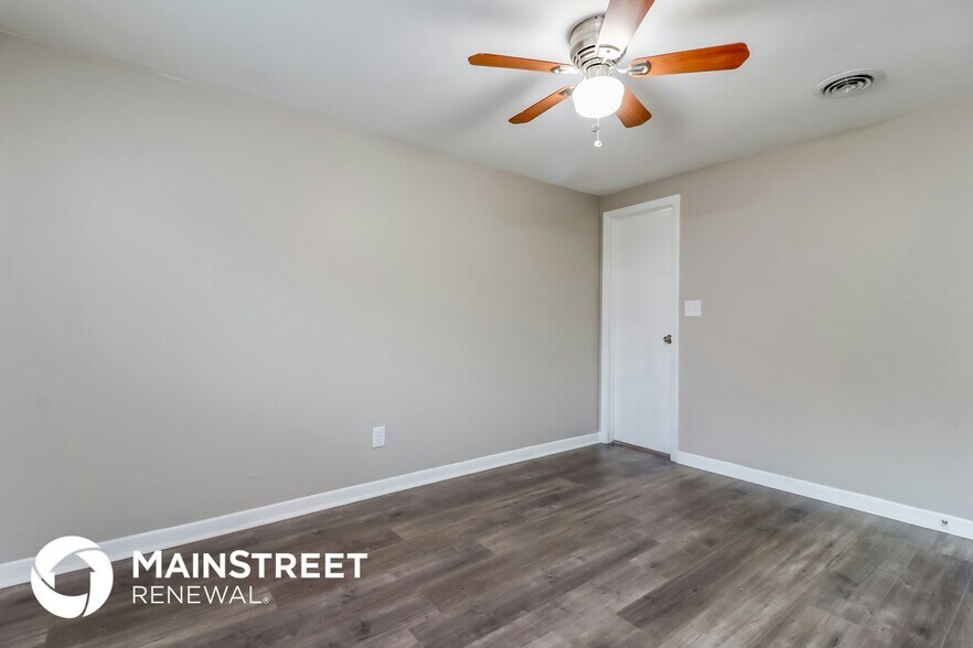 Building Photo - 921 Hillside Dr