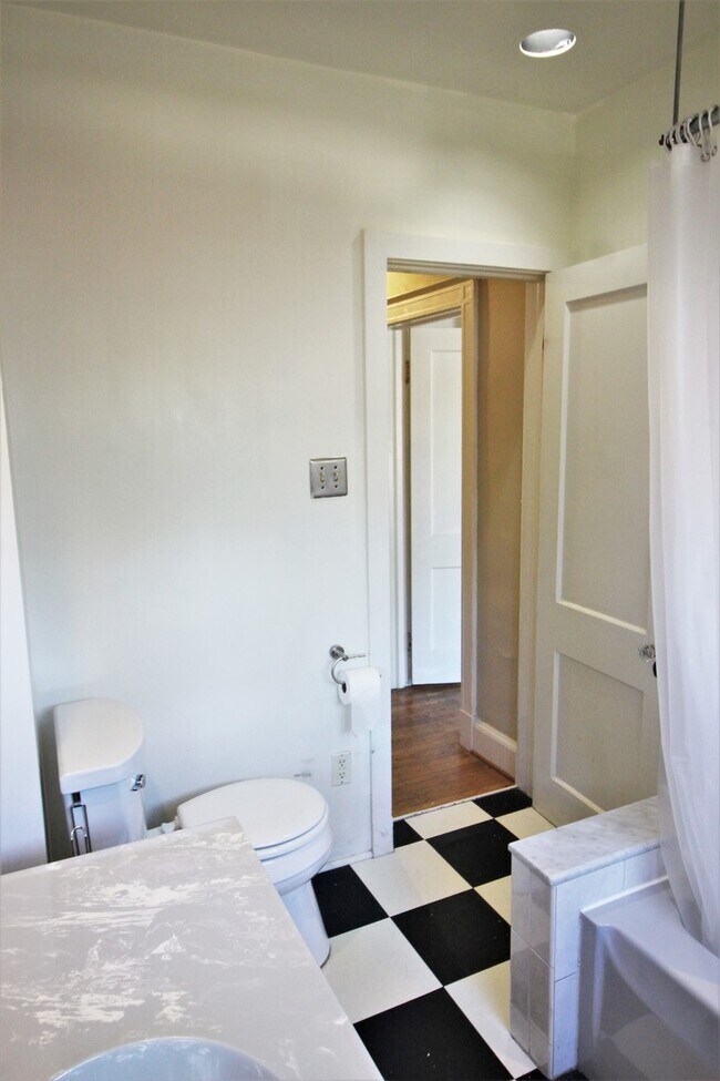 Building Photo - 2026/2027 Off-Campus JHU Spacious 5bd/2ba Rowhome OSP & W/D! Available 6/8