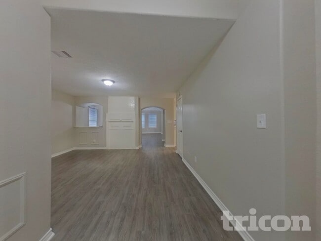 Building Photo - 729 Forest Ln Dr