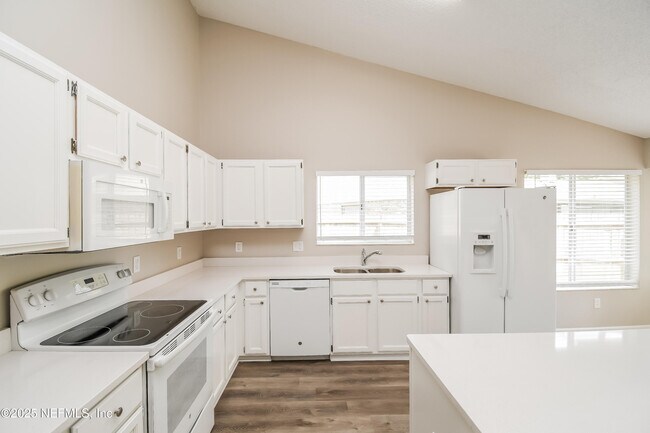 Building Photo - 8854 Rose Hill Dr N