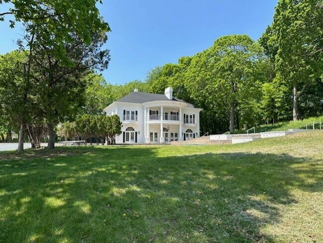 Building Photo - Private location overlooking Smiths Bay *2Bed*3bath