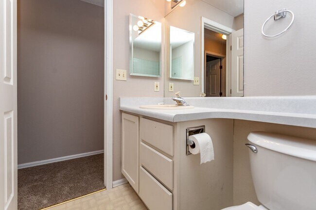 Building Photo - Charming 4-Bedroom Retreat with Modern Upd...