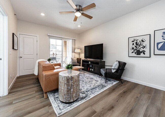 Building Photo - Westside 1 bed, 1 bath Luxury Apartment near Garden of the Gods