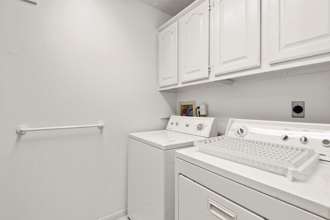 Building Photo - 2415 Parkwood Ln