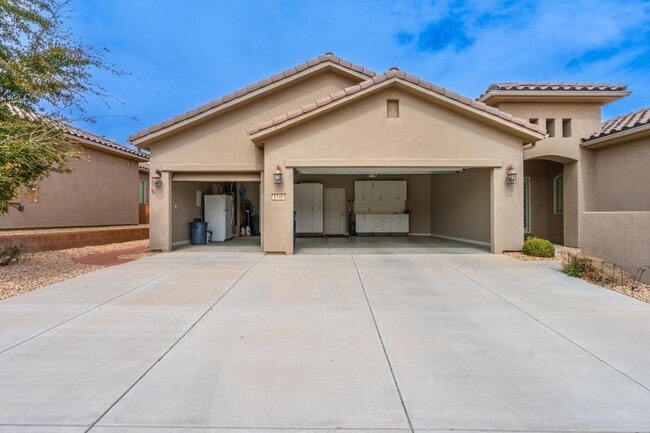 Building Photo - Bright & Beautiful 2 Bedroom Home in Sun R...