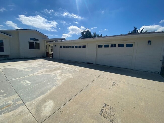 Building Photo - Panoramic Views - 46 West - Hilltop Property