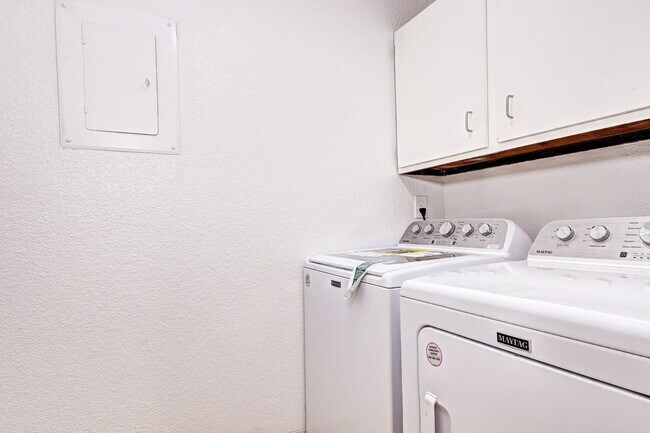Building Photo - Updated 2 Bedroom 2 Bath Condo With Pool A...