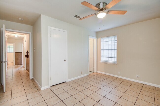 Building Photo - 9526 Balsam Ln