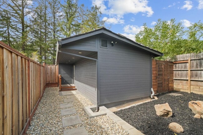 Building Photo - 789 Cañada Rd